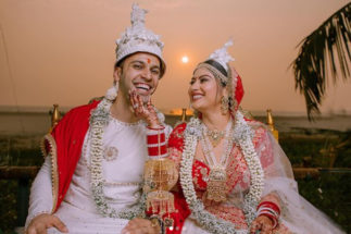 बंगाली शादी के बाद व्हाइट साड़ी में पारसी दुल्हन बनीं कृष्णा मुखर्जी, देखें फोटोज