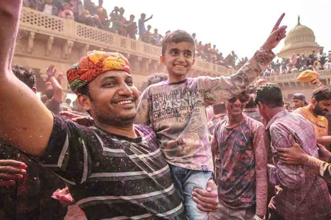 Holi 2023: इन 5 जगहों पर अलग अंदाज में होता है होली सेलिब्रेशन